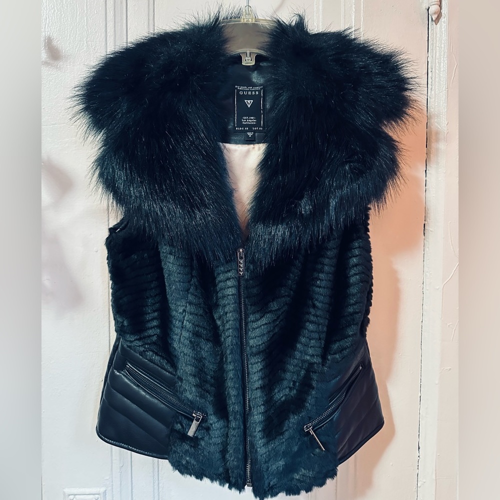 GUESS BLACK VEST PINK LINING FAUX FUR ONLY WORN ONCE. IN NEW CONDITION.